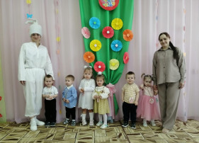 8 Марта — праздник весеннего очарования 8 Марта — праздник весеннего очарования.